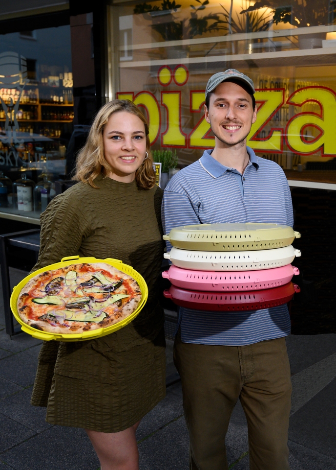 Marlene and Filip with Pizzycle boxes in their hands